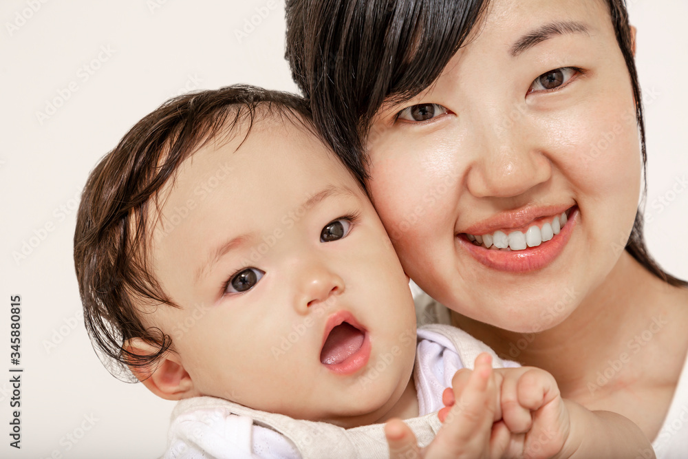 赤ちゃんと顔を付け笑顔のお母さん 母性 愛情 幸せ 育児イメージ Stock Photo Adobe Stock 赤ちゃんと顔を付け笑顔のお母さん 母性 愛情 幸せ 育児イメージ Stock Photo Adobe Stock