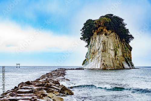 能登半島の見附島（軍艦島）