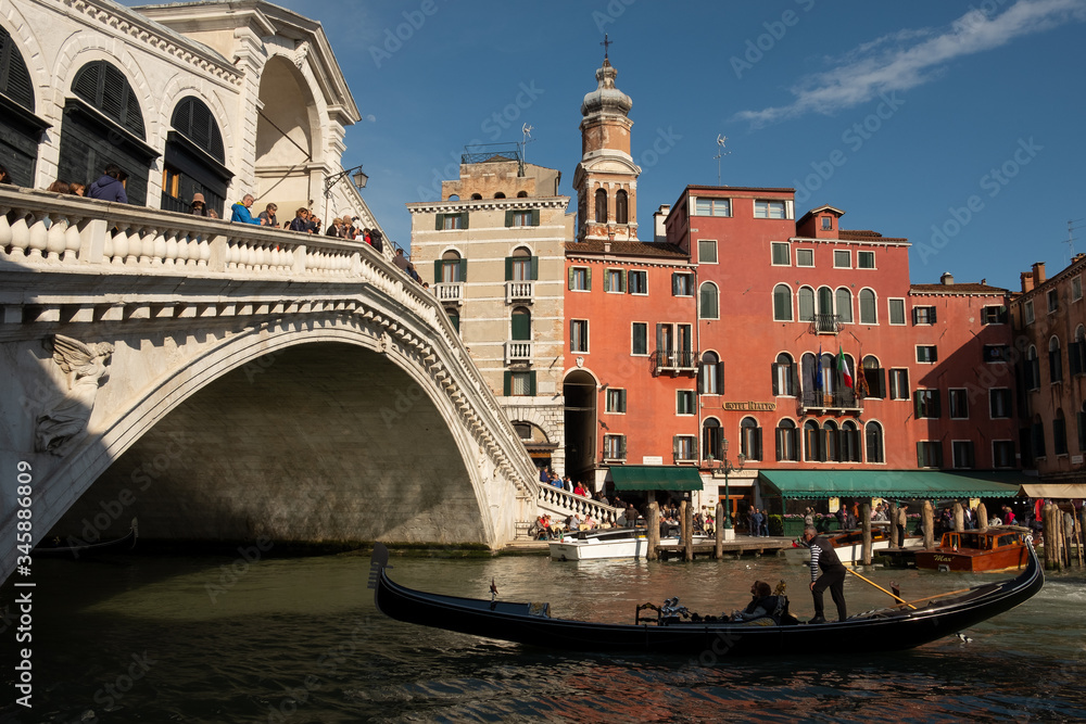 Góndola en el Gran Canal de Venecia pasando bajo el puente de Rialto.