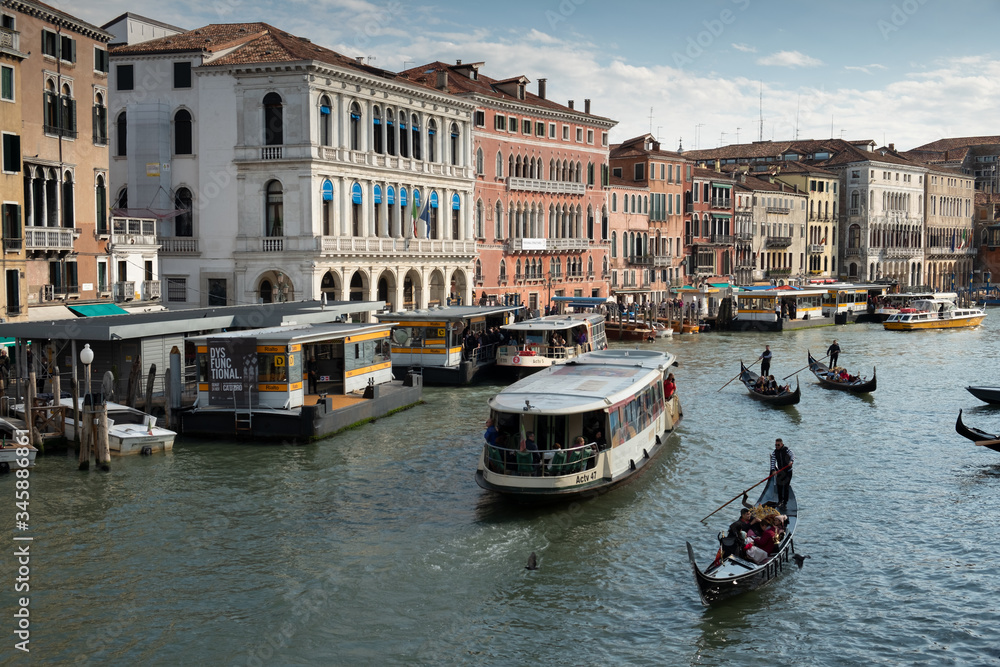 Góndolas y vaporettos en el Gran Canal de Venecia visto desde el puente de Rialto.