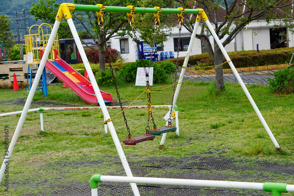 Fototapeta premium 新型コロナウイルス(COVID--19)感染防止のため使用禁止になったブランコ