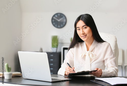 Beautiful Asian secretary w...