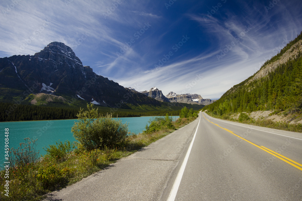 Obraz premium Icefields Parkway - view of mountains and road near the columbia icefield in jasper national park, Alberta, Canada