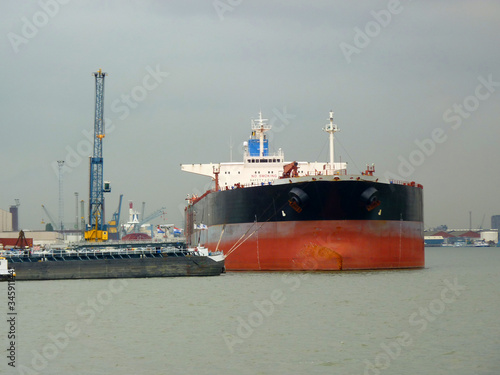 Ein leeres Containerschiff fährt durch den Hafen von Antwerpen.