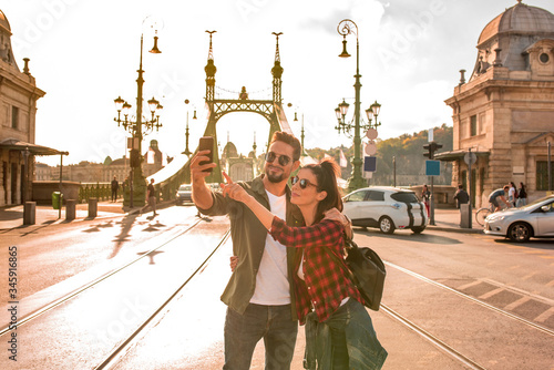 Canvas Print A traveling couple taking a selfie in Budapest