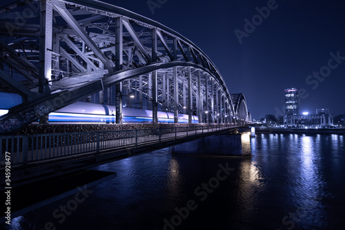ICE Zug fährt nachts über die Hohenzollernbrücke in Köln ein © FlagMan