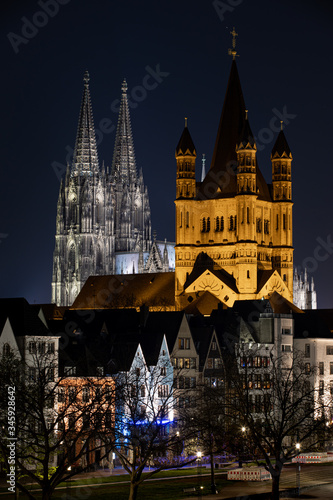 Kölner Dom und St. Martins Kirche bei nacht mit kölner Altstadt