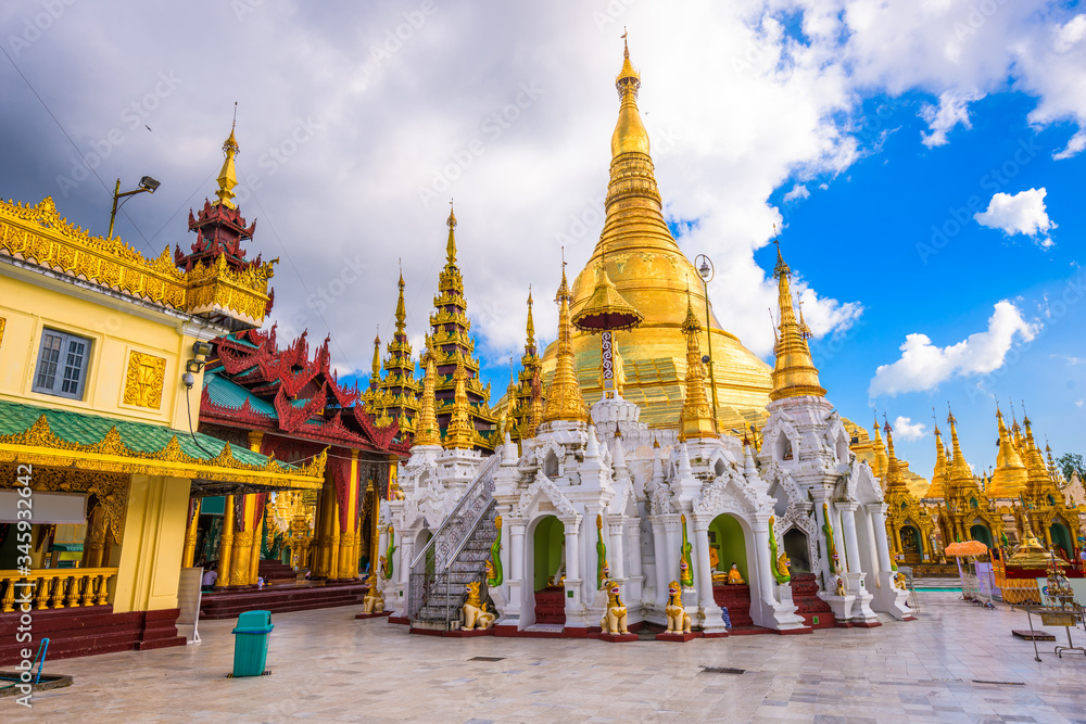Naklejka premium Shwedagon Pagoda in Yangon, Myanmar