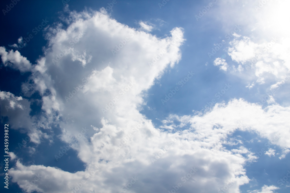 Obraz premium Beautiful clouds in the sky. Pattern from clouds