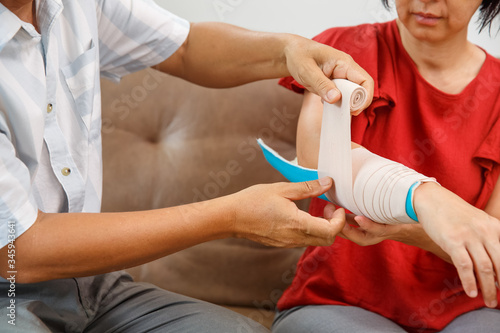 Osteoporosis splint with an elastic bandage is applied to help keep the splint in place