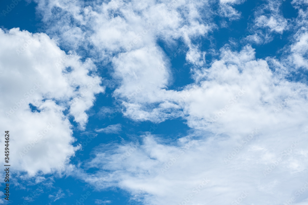 Obraz premium Sky and clouds on a bright day after rain