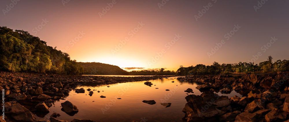 Pôr do sol no rio Paranapanema