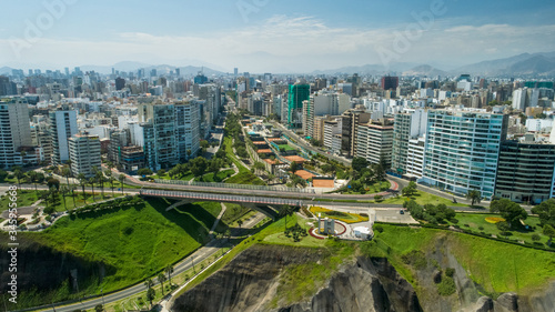 Vista aérea con drone del Malecón de Miraflores y el Puente Villena en Lima Perú