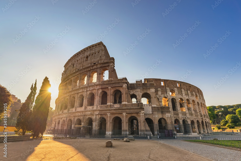 Fototapeta premium Rzym Włochy, wschód słońca panoramę miasta w Rzymie Koloseum pusty nikt