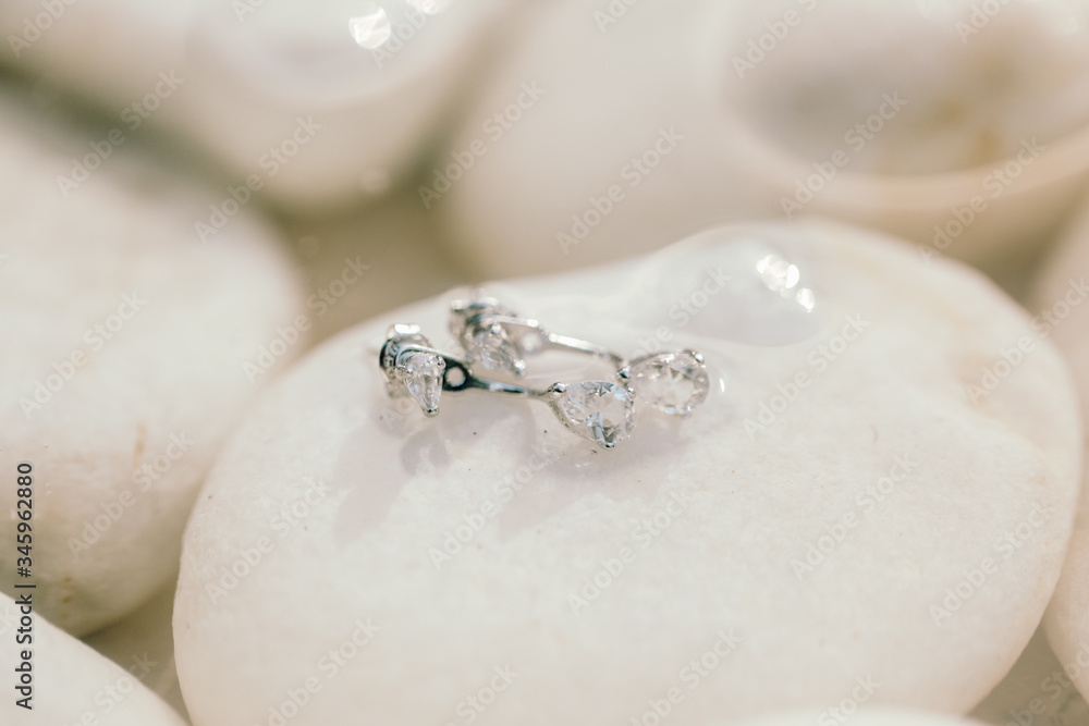 Obraz premium Pendientes de novia, pendientes de mujer. Complementos de boda.