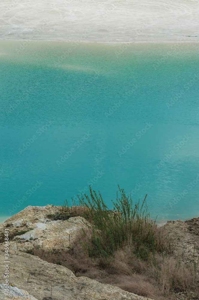 Obraz premium turquoise water and white shore in a kaolin quarry