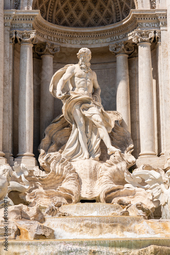 Detalle de la fuente de Trevi, el dios Oceano, en Roma