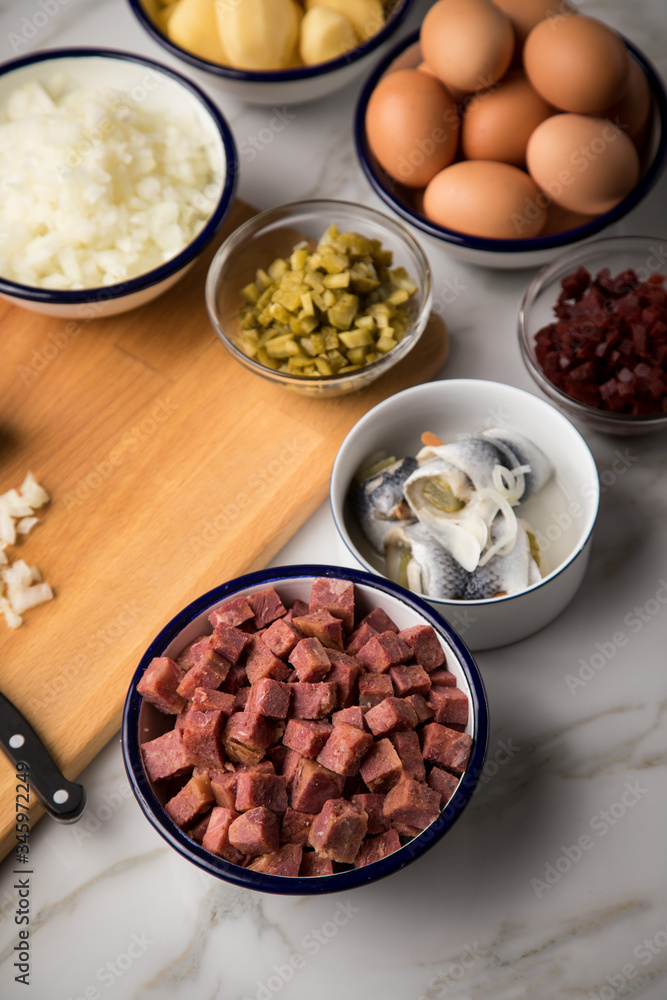 Zutaten für Norddeutscher Hamburger Labskaus mit Rindfleisch Corned Beef, Rote Beete, Kartoffeln
