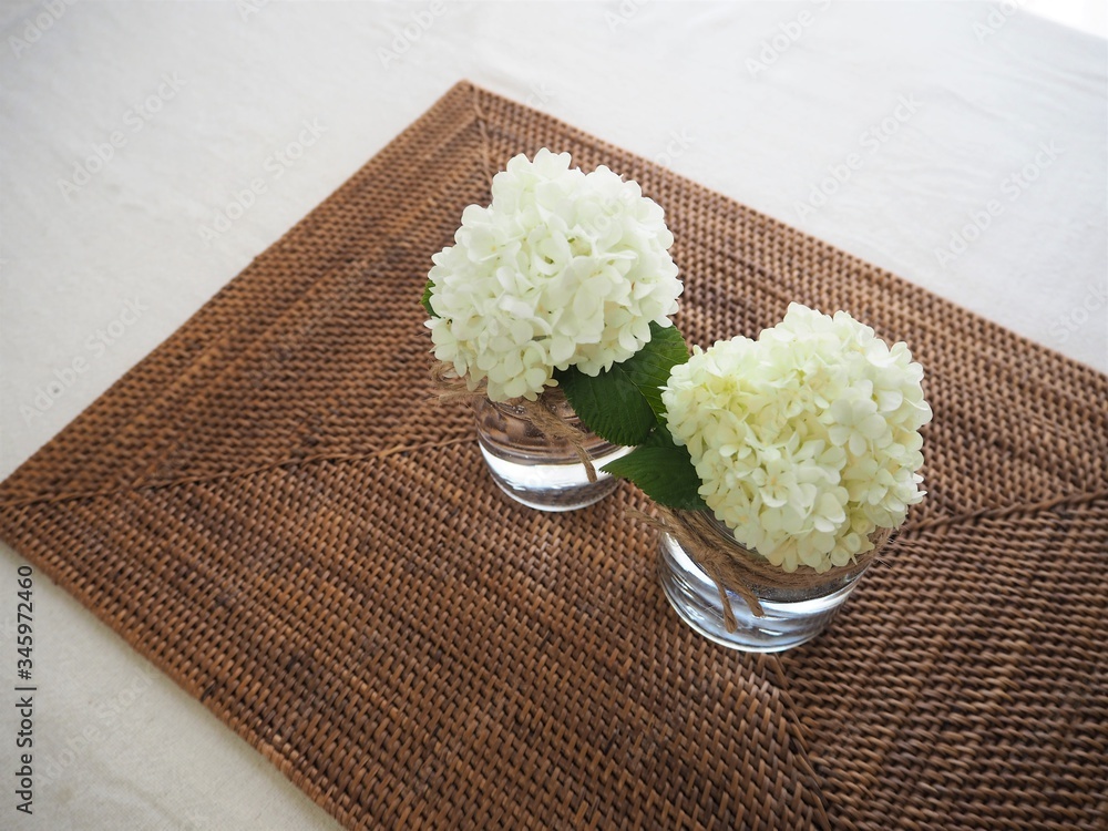 ガラス瓶に飾られた白いオオデマリの花 ラタンのランチョンマット Stock Photo Adobe Stock