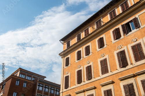 Vista de una calla y fachadas de casas en Roma, Italia