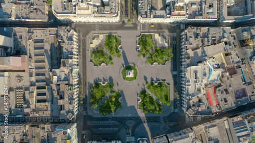 Vista aérea con drone de la plaza San Martín en el centro de Lima durante la cuarentena.
