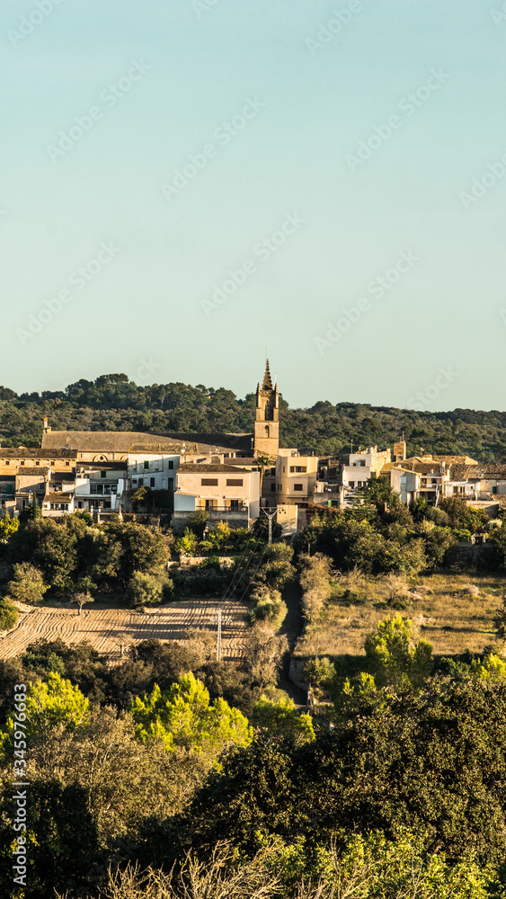 Llubi pueblo rural en Mallorca iglesia paisaje