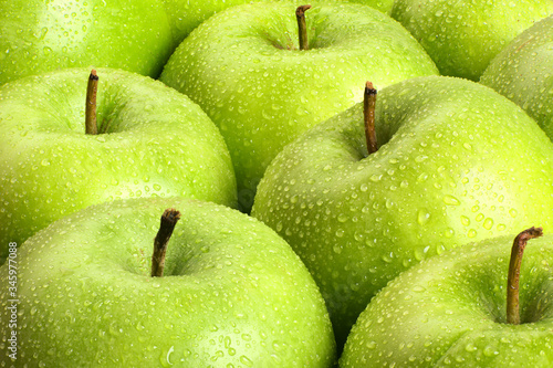 Un close up de un grupo de manzanas verdes frescas