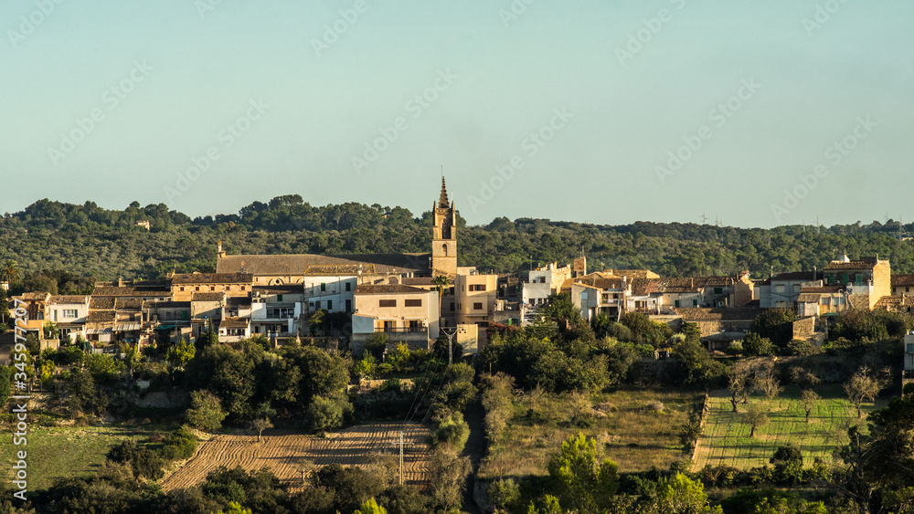 Llubi pueblo rural en Mallorca iglesia paisaje
