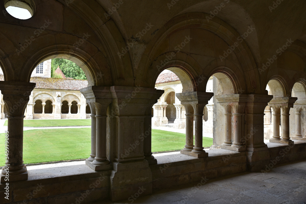 Cloître de l'abbaye de Fontenay en Bourgogne, France