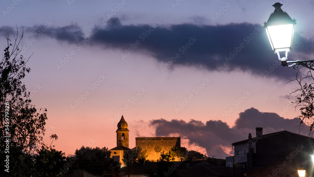Iglesia de Maria de la salud puesta de sol Mallorca en la hora azul