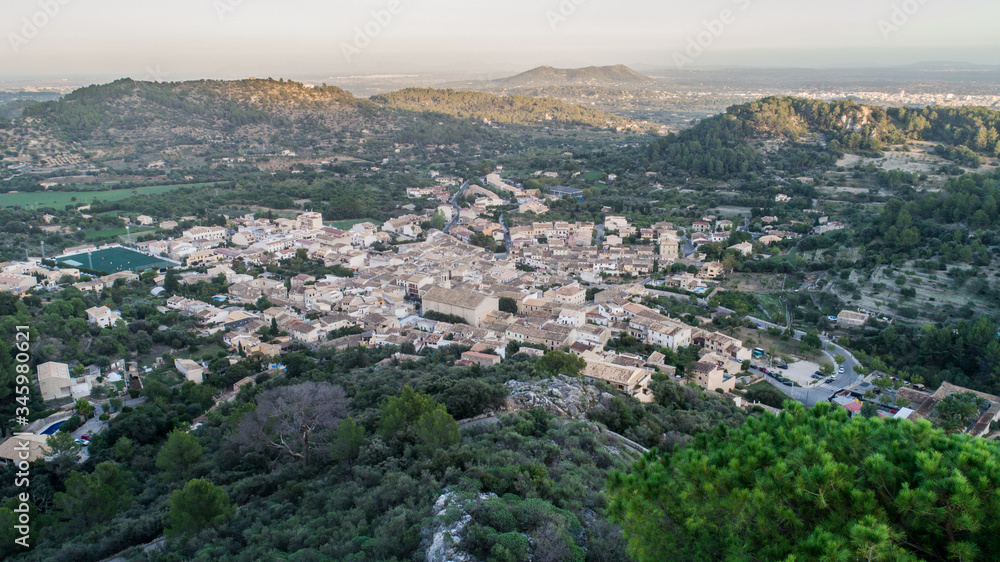 Mancor de la Vall con imagen aeria Mallorca, dron. Pueblo rural 