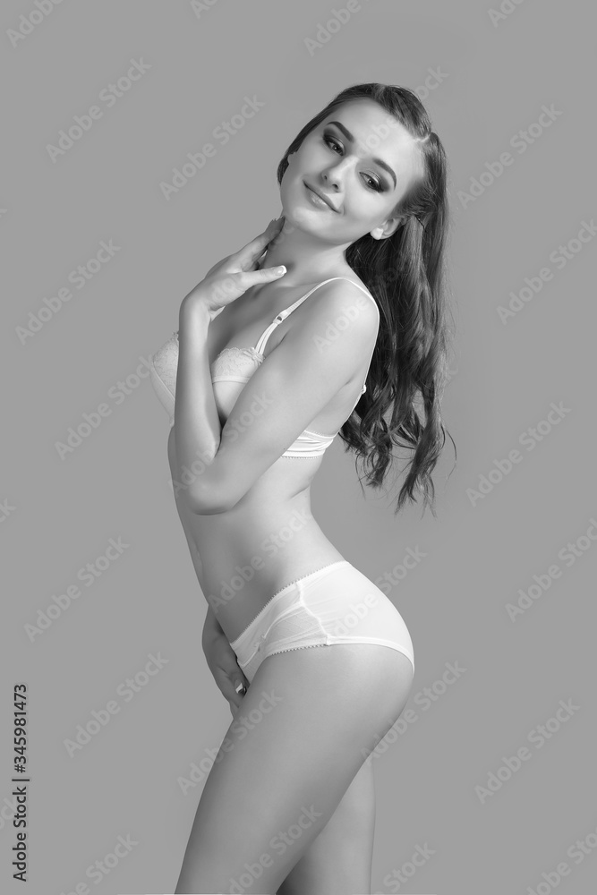 Naklejka premium young girl with slender body posing in underwear