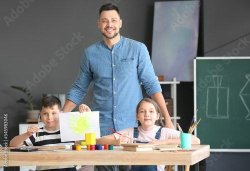 Εκτύπωση καμβά Drawing teacher giving optional classes at school
