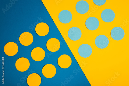 Symetryczne kropki błękitne i żółte