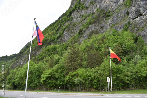 Liechtensteiner Fahnen wehen im Wind an der Grenze zur Schweiz