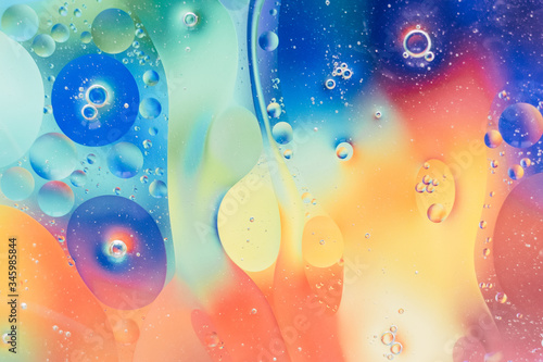 Arri  re plan abstrait bulles - Huile dans de l eau sur un fond flou multicolore