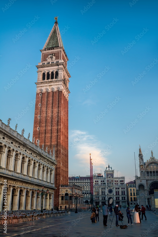 venedig, italien - piazzetta san marco am frühen morgen mit campanile