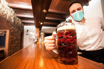 Fotobehang Kroeg Barman serveert reusachtig glas bier  © Minerva Studio