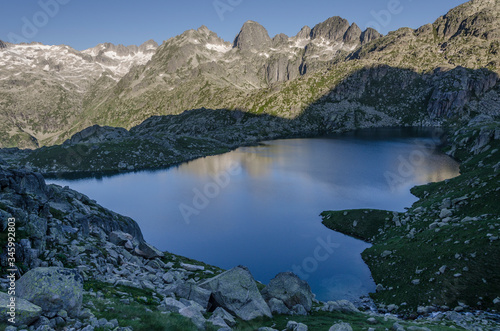 Paisaje de las montañas de los pirineos y lago alpino del parque nacional de Aiguestortes i Estany de Sant Maurici (Cataluña, España).