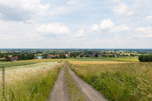 Schotterweg von Feldern umgeben f  ht den Berg herunter