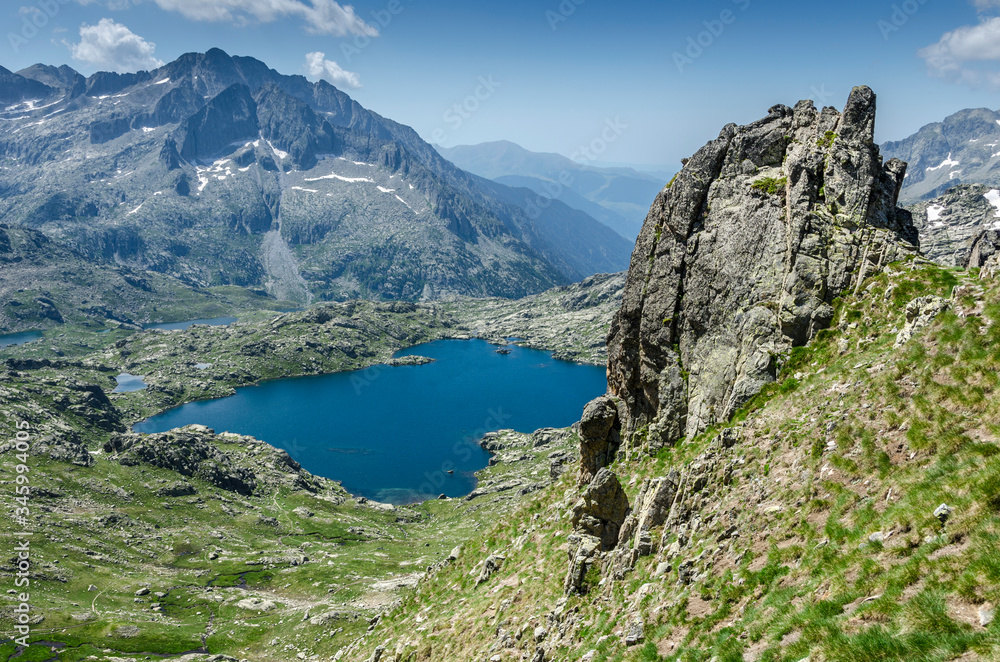 Paisaje de las montañas de los pirineos y lago alpino del parque nacional de Aiguestortes i Estany de Sant Maurici (Cataluña, España).