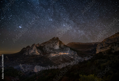 Montañas del pueblo de Abella de la Conca de noche con cielo estrellado con la galaxia vía láctea (Cataluña, España)