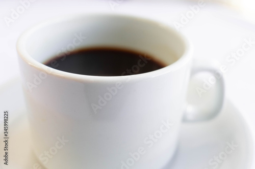 taza de café con plato sobre fondo blanco