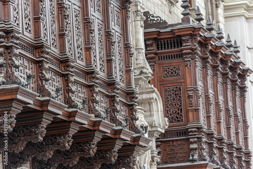 Admiring the beautiful architecture of Lima © fforriol