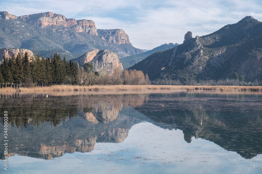 Pantano de Sant llorenç de Montgai con las montañas reflejadas en el (Cataluña, España). 