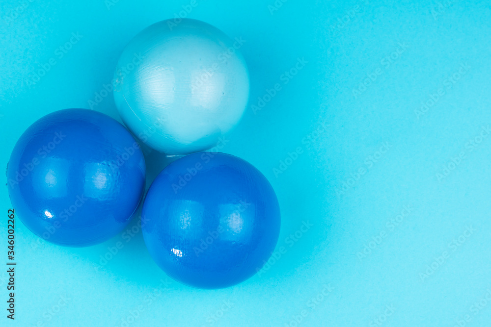 pelotas plasticas en fondo azul, juguetes plasticos que rebotan 