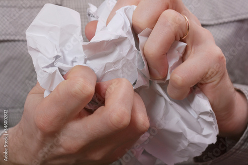 Fotografie A man's hands crumple the paper