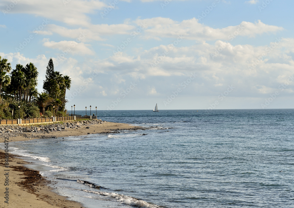 veleros en el mar con la costa de Marbella  y las nubes al fondo 