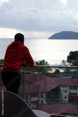 homme regardant la plage de Pantai Tengah sur l'île de Lagkawi, Malaisie 