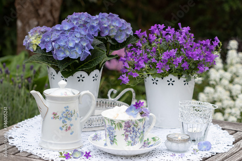 Tischdekoration mit vintage Porzellan und Sommerblumen in Lila